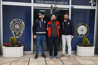 Uyuşturucu taciri Kartepe'de yakalandı, 8 yıl hapis cezası bulunan şahıs gözaltına alındı.
