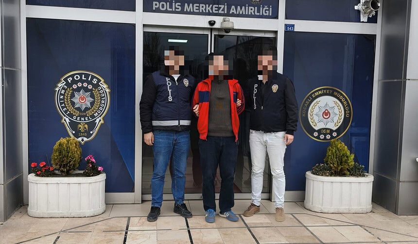 Uyuşturucu taciri Kartepe'de yakalandı, 8 yıl hapis cezası bulunan şahıs gözaltına alındı.