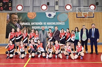 Körfez genç voleybol takımı, turnuvada üstün performans göstererek büyük başarı elde etti.