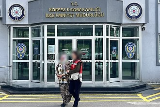 Polis merkezinde yakalanan şüpheli, silahla yağma suçundan sabıkalı çıktı.