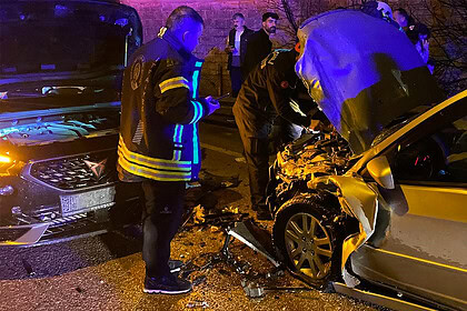 Yola Dökülen Sıvı ve Çarpışan Araçlar, 3 Yaralı.