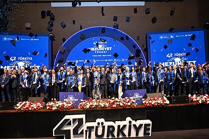 42 Türkiye İlk Mezunlarını Verdi: Bakan Kacır ve Vali Aktaş Bilişim Vadisi'ndeki Törene Katıldı