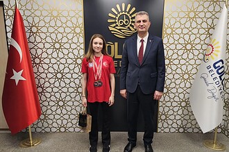 Gölcüklü Milli Yüzücü Alara Gökalp Avusturya’da Çifte Şampiyon Oldu: İki Altın Madalya ile Döndü