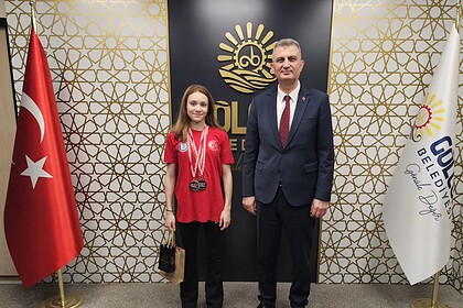 Gölcüklü Milli Yüzücü Alara Gökalp Avusturya’da Çifte Şampiyon Oldu: İki Altın Madalya ile Döndü