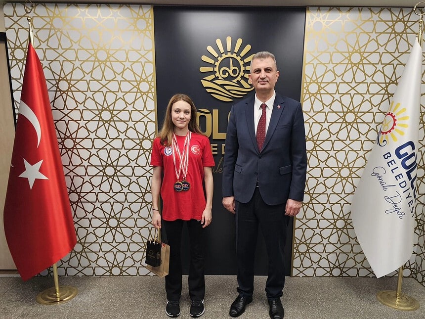 Gölcüklü Milli Yüzücü Alara Gökalp Avusturya’da Çifte Şampiyon Oldu: İki Altın Madalya ile Döndü