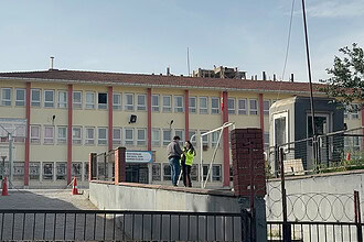 Çayırova’da 70 Yaşındaki Kapı Görevlisi Taciz Suçlamasıyla Tutuklandı!