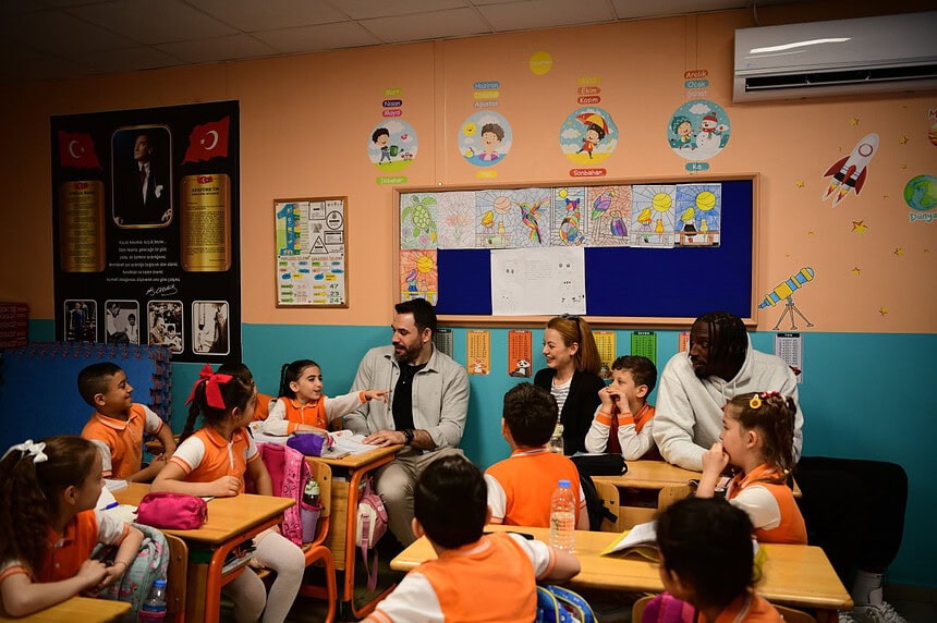 Çayırova Belediyesi Basketbol Takımı Yıldızları İlkokulda: Hakan Yapar ve Nysier Brooks'tan Sürpriz Ziyaret!