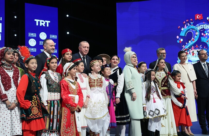 Cumhurbaşkanı Erdoğan İnsanlık zincirinin ebediyet halkası olan siz çocuklarımız geleceğimizi şekillendireceksiniz