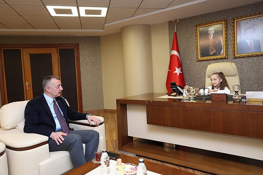 Kocaeli’de 23 Nisan Geleneği: Başkan Büyükakın Koltuğunu Defne Su’ya Devretti!