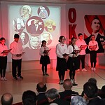 "Okumak bir ışıktır" dediler, ayakta alkışlandılar! Derince'de kitap sevgisi sahnede