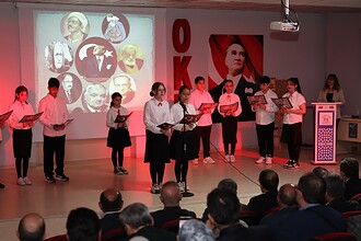 "Okumak bir ışıktır" dediler, ayakta alkışlandılar! Derince'de kitap sevgisi sahnede