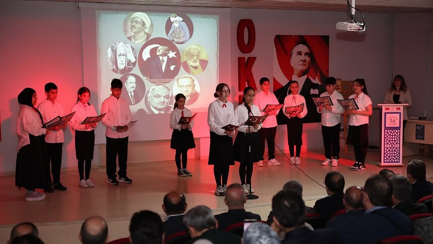 "Okumak bir ışıktır" dediler, ayakta alkışlandılar! Derince'de kitap sevgisi sahnede