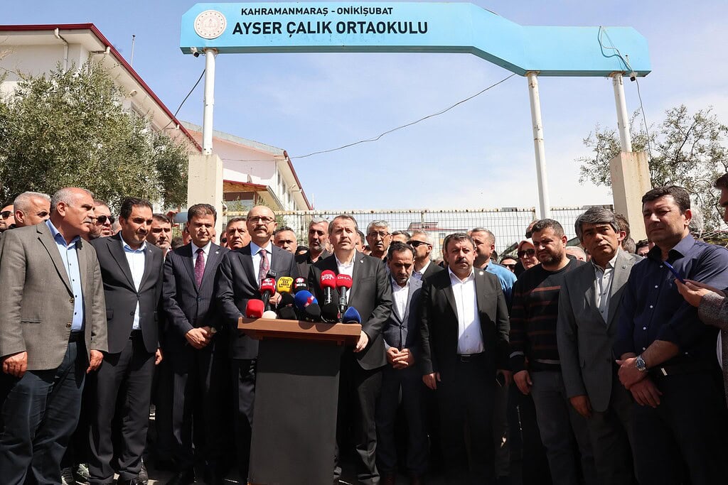 Okullarda “Dijital Terör” Alarmı: İki Büyük Sendika Katliamın Yaşandığı Okulun Önünde Buluştu!