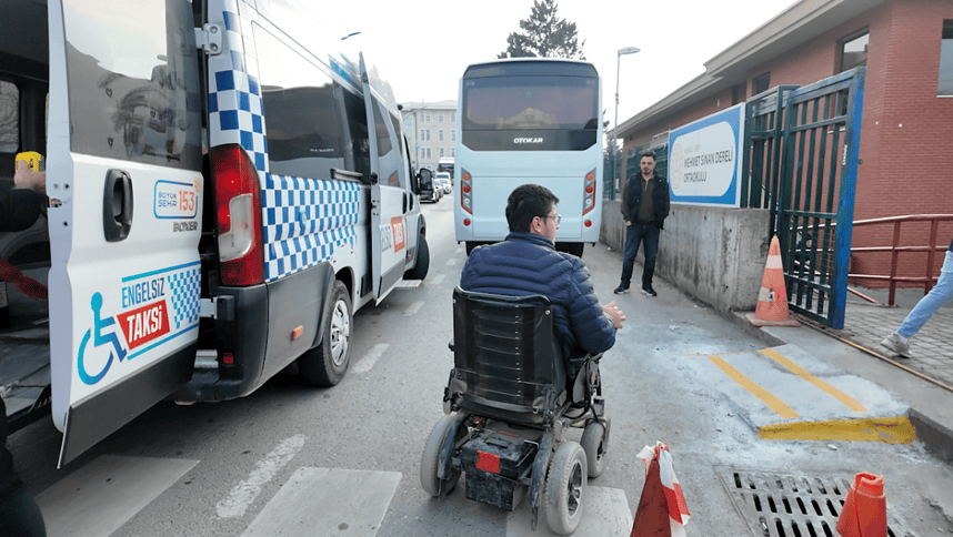 Hayallere Engel Yok! Kocaeli Büyükşehir, Engelsiz Taksi ile Adayları Sınava Taşıdı
