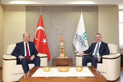 KKTC 5. Cumhurbaşkanı Ersin Tatar’dan Başkan Büyükakın’a Ziyaret: Şeref Defteri’ni İmzaladı