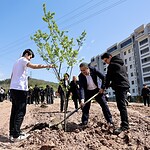 Bu Bahçeden Meyve Toplanacak! Derince Belediyesi ve Lise Öğrencileri Fidan Dikti!