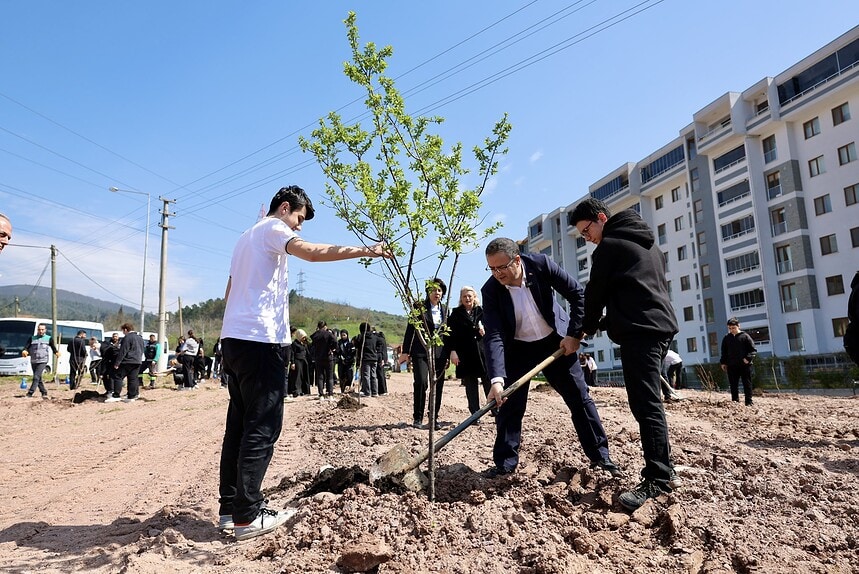 Bu Bahçeden Meyve Toplanacak! Derince Belediyesi ve Lise Öğrencileri Fidan Dikti!