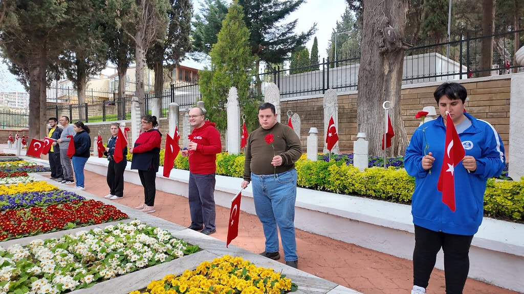 Gonca Engelsiz Yaşam Merkezi Öğrencileri Şehitleri Unutmadı: Bayraklarla Anlamlı Yürüyüş!
