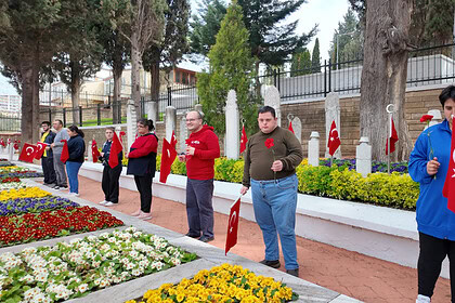 Gonca Engelsiz Yaşam Merkezi Öğrencileri Şehitleri Unutmadı: Bayraklarla Anlamlı Yürüyüş!