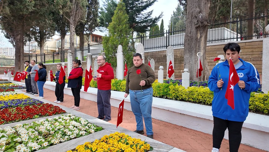 Gonca Engelsiz Yaşam Merkezi Öğrencileri Şehitleri Unutmadı: Bayraklarla Anlamlı Yürüyüş!