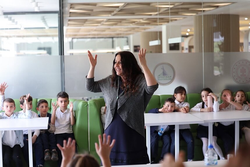 Kartepe’de Kütüphane Haftası Coşkusu: Yazar Gönül Simpson Minik Okurlarıyla Buluştu