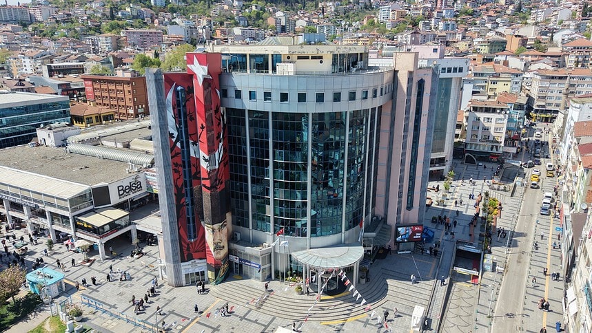 İzmit Belsa Plaza’daki 100. Yıl Graffitisi Yenilendi! Atatürk Portresi İlk Günkü Canlılığına Kavuştu