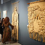 Kocaeli’de Dünya Sanat Günü: Gül Bolulu’nun “Doku Renk ve İzler” Sergisi Açıldı!