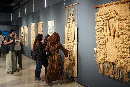 Kocaeli’de Dünya Sanat Günü: Gül Bolulu’nun “Doku Renk ve İzler” Sergisi Açıldı!