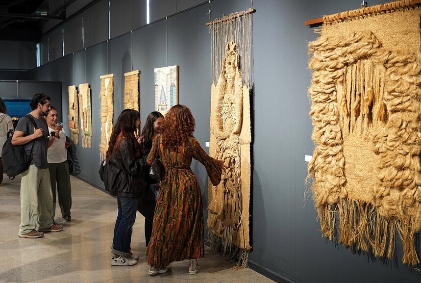 Kocaeli’de Dünya Sanat Günü: Gül Bolulu’nun “Doku Renk ve İzler” Sergisi Açıldı!