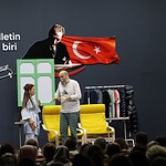 Derince’de Kahkaha Tufanı: Çetin Altay ve Özlem Karaaytu “Hangisi Gerçek?” İle Sahne Aldı