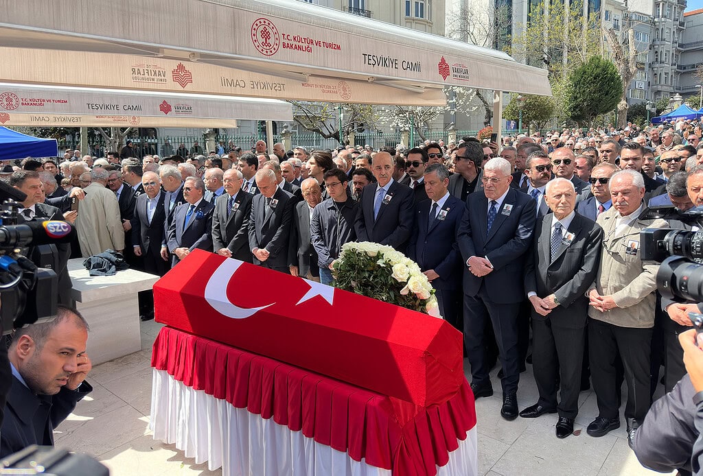 TBMM Eski Başkanı Hüsamettin Cindoruk Son Yolculuğuna Uğurlandı: Siyaset Dünyası Cenazede Buluştu