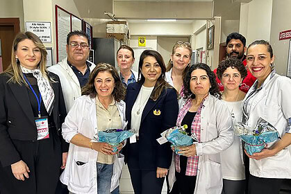 İzmit Belediyesi’nden Ebeler Haftası’na Özel Sürpriz: 162 Ebe Görev Başında Ziyaret Edildi!