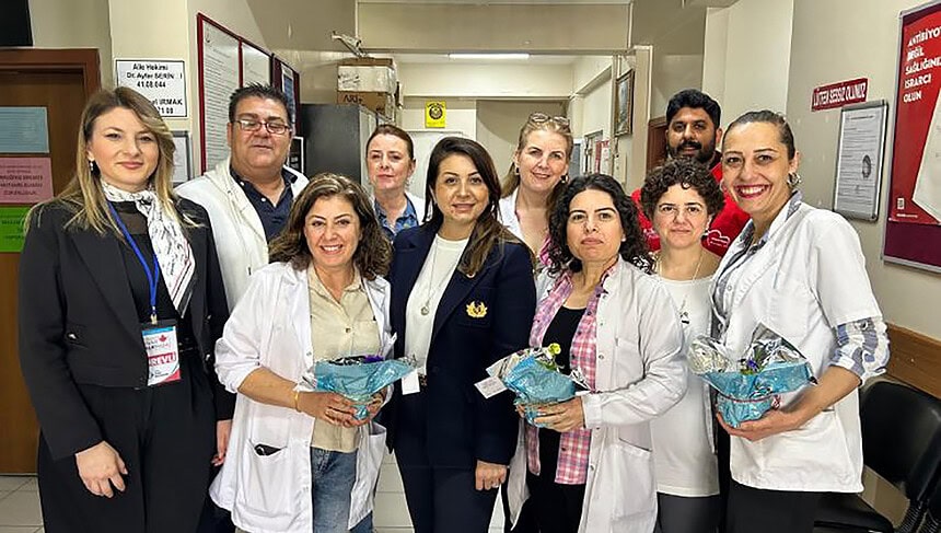 İzmit Belediyesi’nden Ebeler Haftası’na Özel Sürpriz: 162 Ebe Görev Başında Ziyaret Edildi!