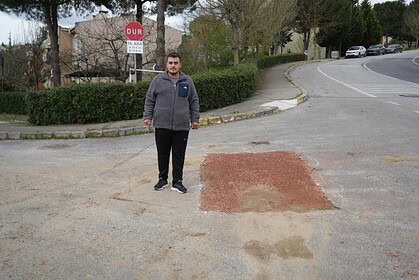 İzmit'te SEDAŞ'ın Kazdığı Çukura Belediye Aracı Düştü