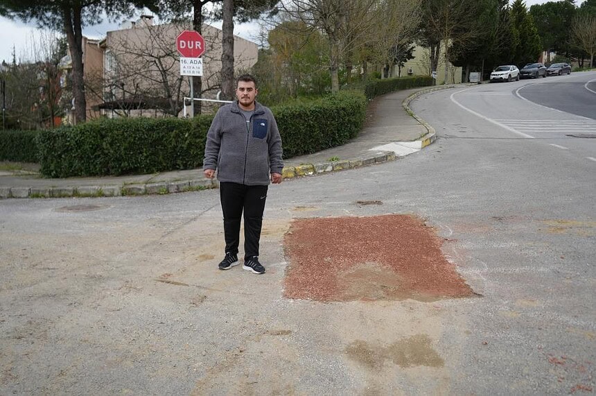 İzmit'te SEDAŞ'ın Kazdığı Çukura Belediye Aracı Düştü