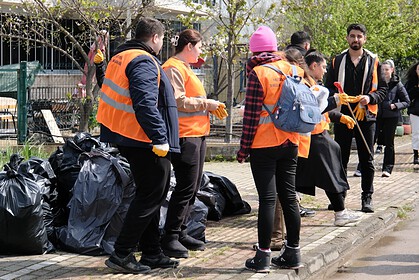 Başiskele’de Gençlerden Örnek Hareket! KOSTÜ Öğrencileri "Okullar Bölgesi"ni Tertemiz Yaptı