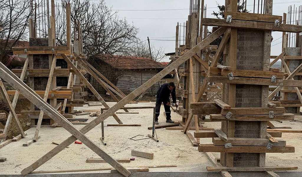 Kandıra'da cami lojmanı inşaatı devam ediyor, köy fırınları yenileniyor.