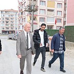 Karamürsel’de Yol ve Kaldırım Düzenlemesi: Başkan Ahmet Çalık Çalışmaları İnceledi!