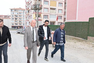 Karamürsel’de Yol ve Kaldırım Düzenlemesi: Başkan Ahmet Çalık Çalışmaları İnceledi!