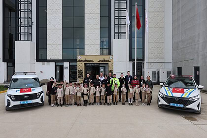 Kartepe İlçe Halk Kütüphanesi’nde "Güven" Dolu Bir Gün: Polis Abi ve Ablalarına Çiçekli Teşekkür