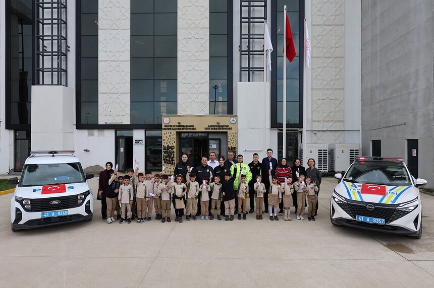 Kartepe İlçe Halk Kütüphanesi’nde "Güven" Dolu Bir Gün: Polis Abi ve Ablalarına Çiçekli Teşekkür