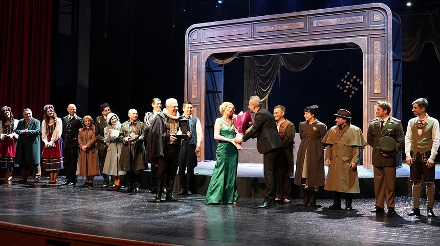 Balkan Ülkeleri Tiyatro Festivali’nde Kocaeli Rüzgarı: "Yaşamak mı Yoksa Ölmek mi"ye Ayakta Alkış!