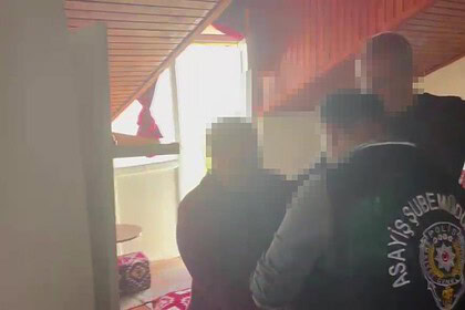 Kocaeli'de 26 yıl hapis cezası bulunan kadın, duvarı delip oluşturduğu gizli bölmede yakalandı