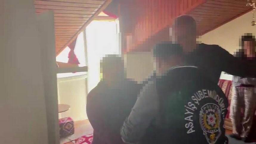 Kocaeli'de 26 yıl hapis cezası bulunan kadın, duvarı delip oluşturduğu gizli bölmede yakalandı