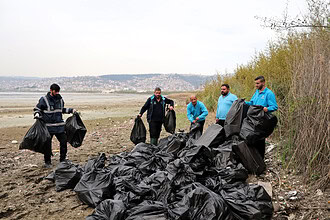 Kocaeli'de Dünya Günü Seferberliği: Mavi Takım Sahilden 50 Torba Atık Topladı!