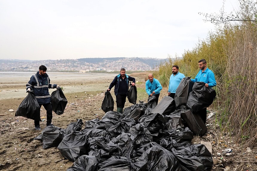 Kocaeli'de Dünya Günü Seferberliği: Mavi Takım Sahilden 50 Torba Atık Topladı!
