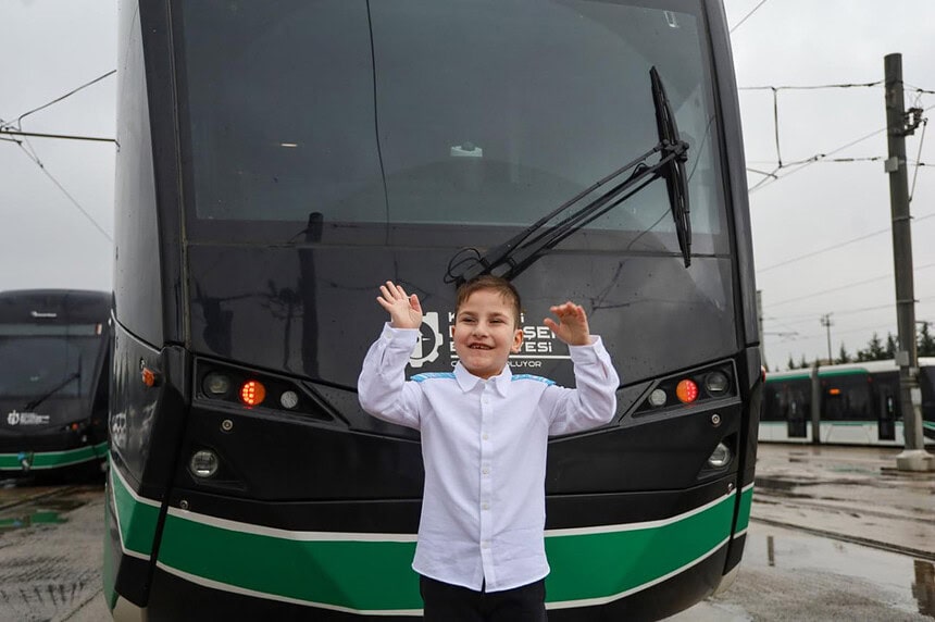 Engel Tanımayan Mutluluk! 6 Yaşındaki Otizmli Muhammet Enes Vatman Koltuğuna Oturdu