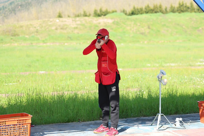 Kağıtsporlu Murat İlbilgi İtalya’da Avrupa Rekoru Kırdı: Atıcılıkta Altın Madalya!