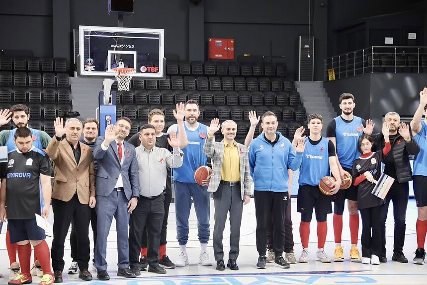 Çayırova’da 2 Nisan Otizm Farkındalık Günü: Başkan Çiftçi ve Basketbol Takımından Özel Smaç