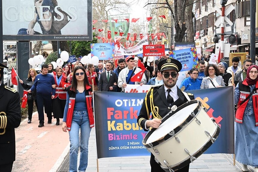 Kocaeli’de Otizm Farkındalık Yürüyüşü: Vali İlhami Aktaş ve KOÇ-DER El Ele Yürüdü